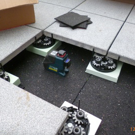 Plattenverlegung mit Stelzlager